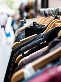 Ropa colgada en tienda